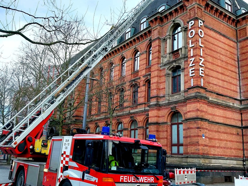BPOL-HB: Sturmschäden am Dach von Polizeigebäude - Angrenzender Bahnsteig gesperrt - Foto: presseportal.de