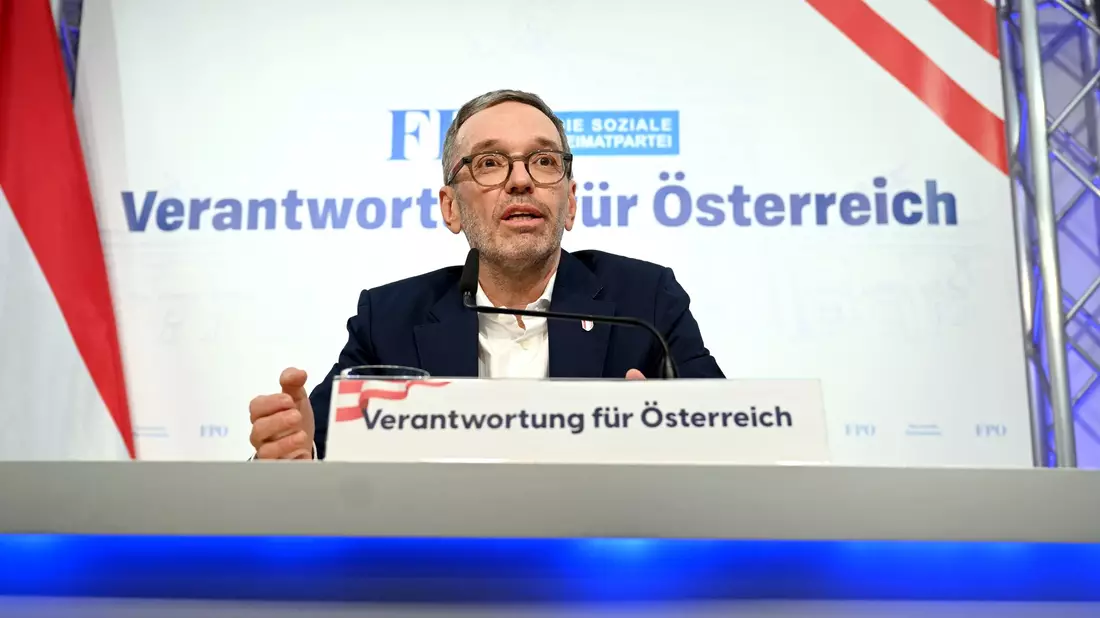 FPÖ-Chef Herbert Kickl stellt der konservativen ÖVP einige Bedingungen vor einer Zusammenarbeit - Bild: Helmut Fohringer/APA/dpa