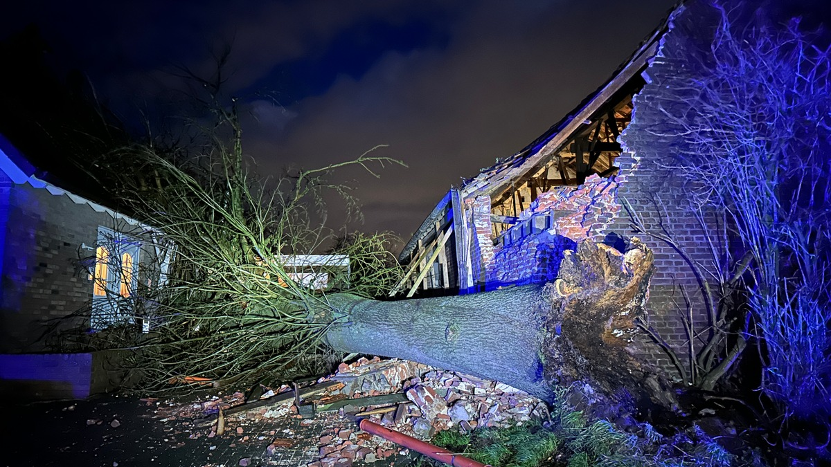 FFW Schwalmtal: Sturmtief sorgt für zahlreiche Einsätze - Feuerwehr Schwalmtal rund zehn Stunden im Einsatz - Foto: presseportal.de