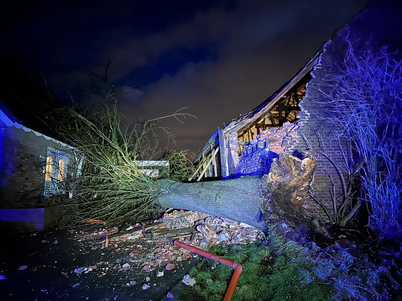 FFW Schwalmtal: Sturmtief sorgt für zahlreiche Einsätze - Feuerwehr Schwalmtal rund zehn Stunden im Einsatz - Foto: presseportal.de