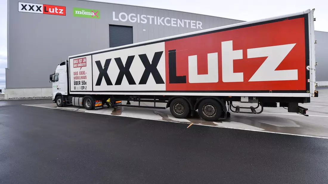 XXXLutz zählt zu den weltweit größten Möbelhändlern. - Bild: Martin Schutt/dpa-Zentralbild/dpa