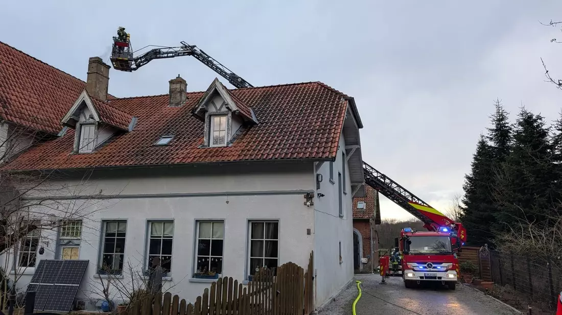 FW-WRN: FEUER_3 - LZ1 - LG2 - Ldf - Rauchentwicklung im Gebäude // Einweiser vor Ort - Bild: presseportal.de