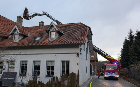 FW-WRN: FEUER_3 - LZ1 - LG2 - Ldf - Rauchentwicklung im Gebäude // Einweiser vor Ort - Foto: presseportal.de
