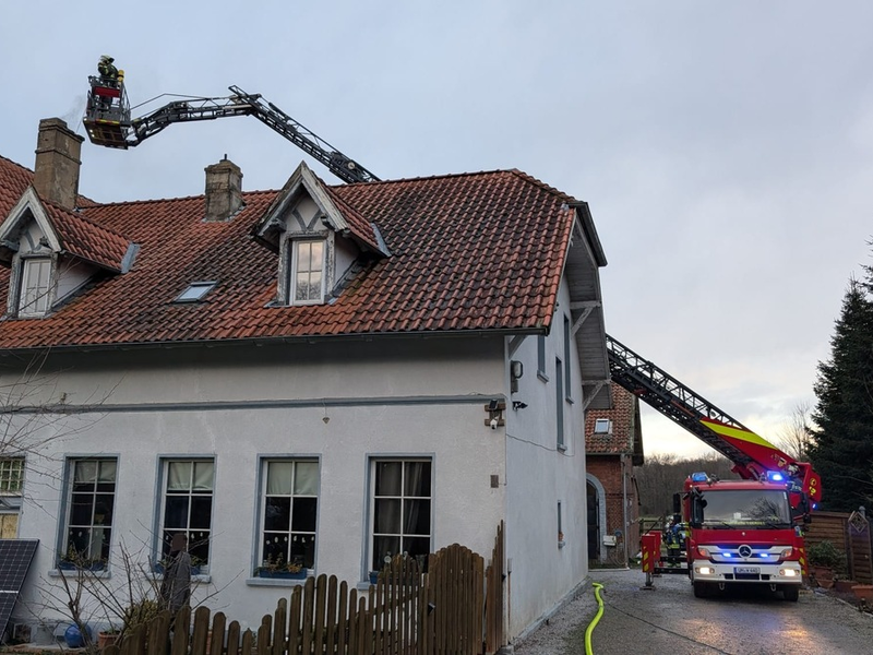 FW-WRN: FEUER_3 - LZ1 - LG2 - Ldf - Rauchentwicklung im Gebäude // Einweiser vor Ort - Foto: presseportal.de