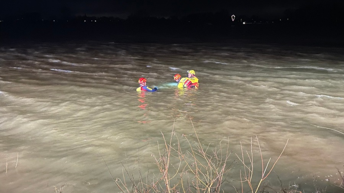 FW Xanten: PKW im Rhein - Aufwändige Bergung - Foto: presseportal.de