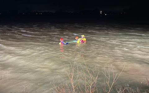 FW Xanten: PKW im Rhein - Aufwändige Bergung - Foto: presseportal.de