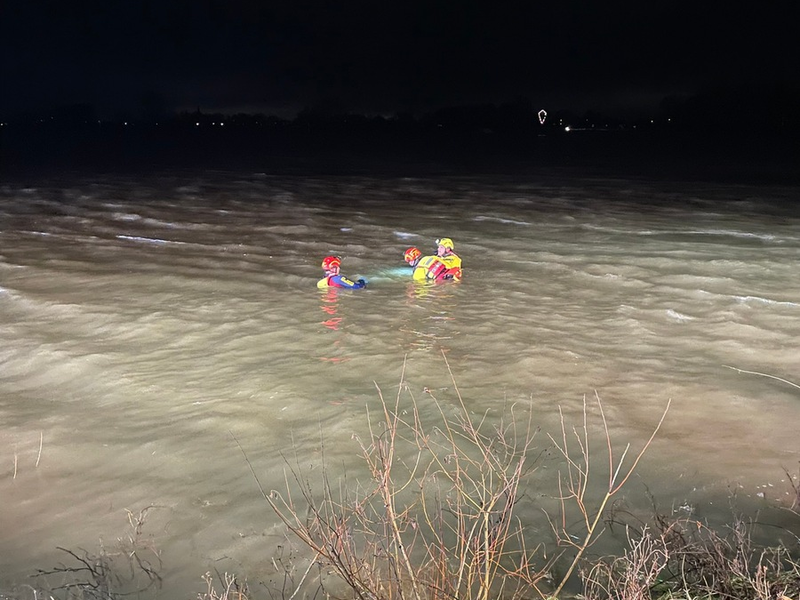 FW Xanten: PKW im Rhein - Aufwändige Bergung - Foto: presseportal.de