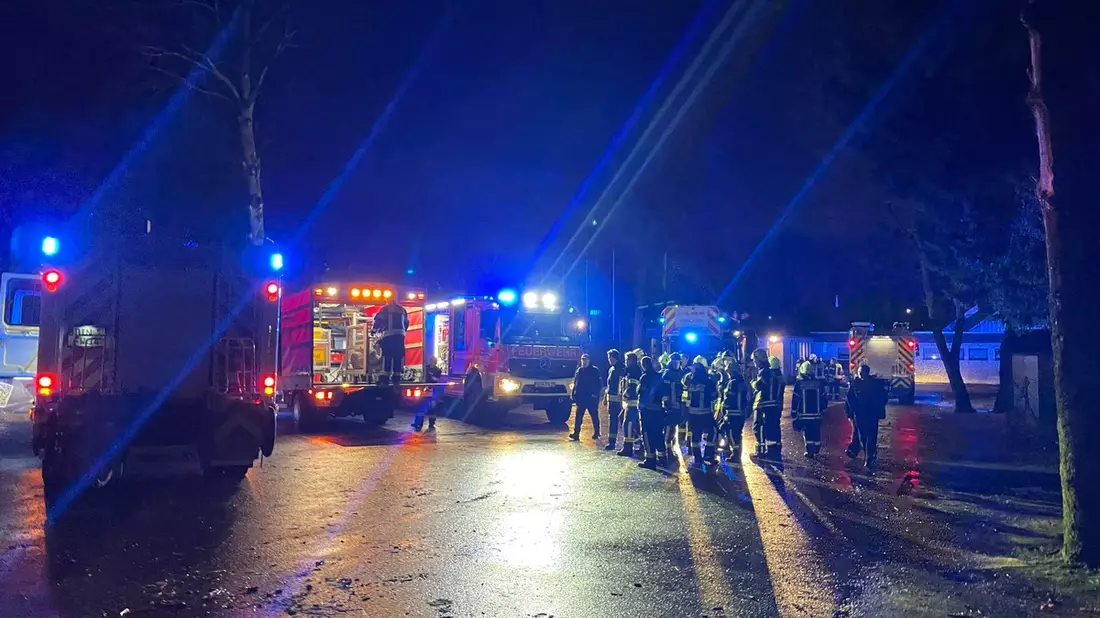 FW Dinslaken: Feuerwehr löscht Küchenbrand in Sportanlage - Bild: presseportal.de