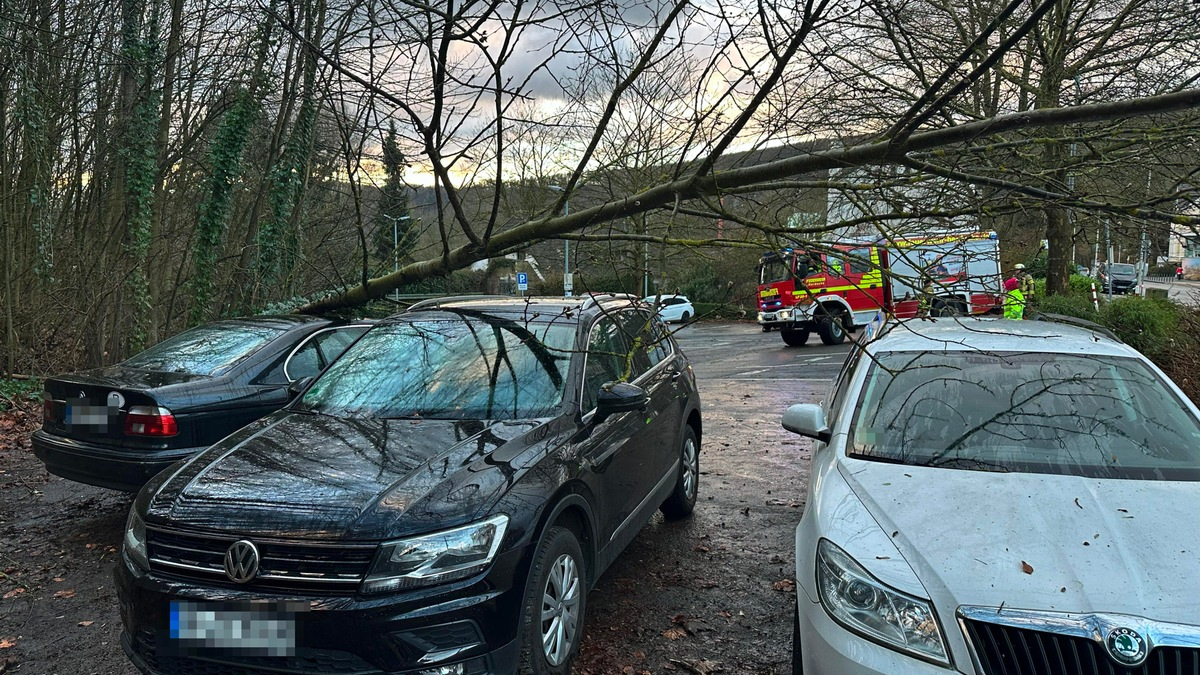FW-EN: Fünf Einsätze für die Feuerwehr Herdecke am Dienstag - Weitere Sturmeinsätze und Menschenrettung auf der Straße - Foto: presseportal.de
