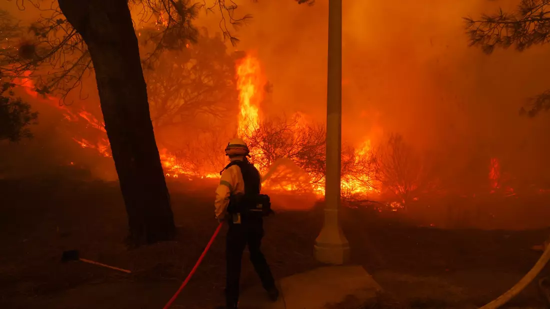 Mehr als 50.000 Menschen müssen wegen der Feuer in der US-Metropole ihre Häuser verlassen. (Foto aktuell) - Bild: Etienne Laurent/FR172066 AP/AP/dpa