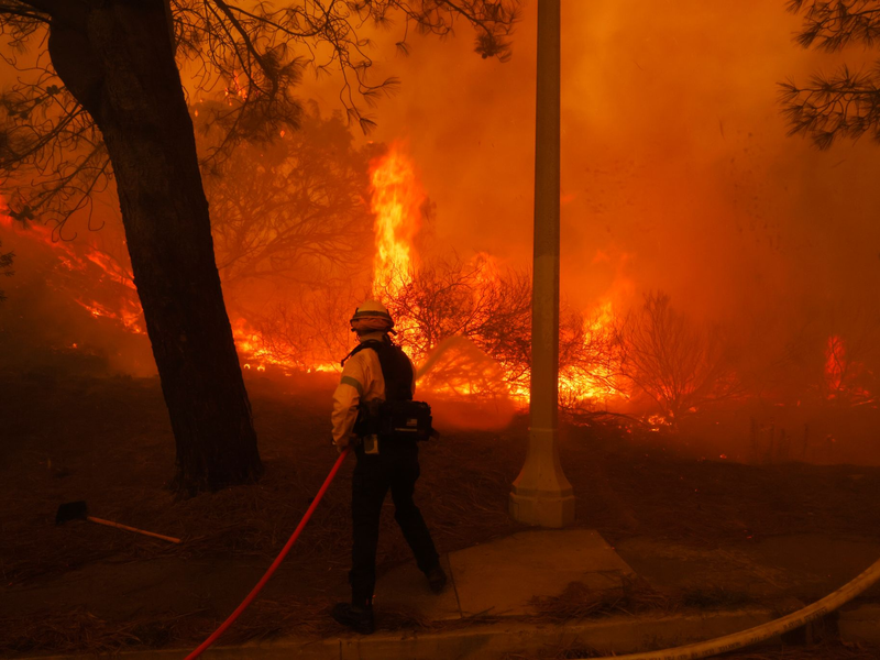 Ein Waldbrand im Westen von Los Angeles schlägt Einwohner in die Flucht.  - Foto: Etienne Laurent/FR172066 AP/AP/dpa