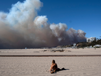 In Bibliotheken, Freizeitzentren und Altenheimen stehen nun Masken bereit. - Foto: Richard Vogel/AP/dpa