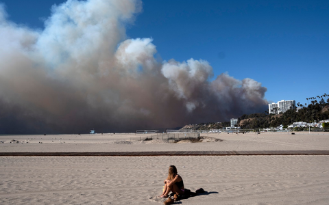 In Bibliotheken, Freizeitzentren und Altenheimen stehen nun Masken bereit. - Foto: Richard Vogel/AP/dpa