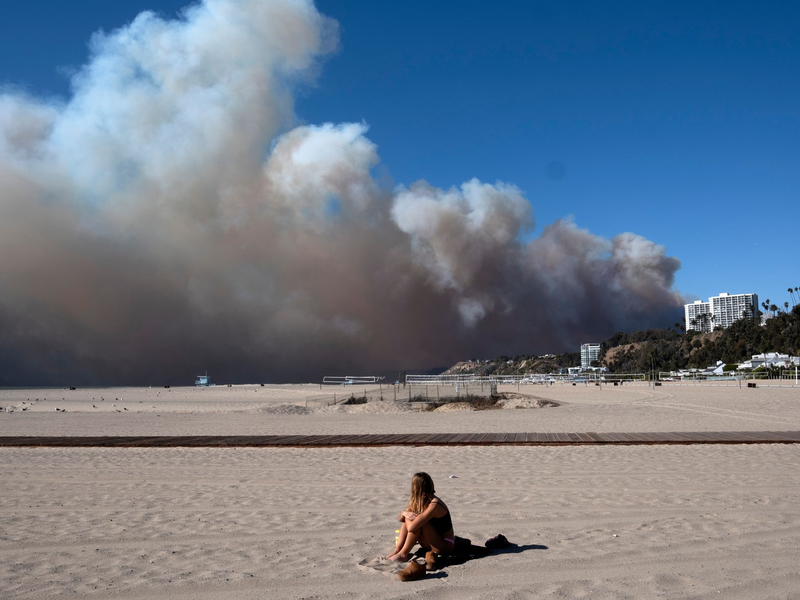 In Bibliotheken, Freizeitzentren und Altenheimen stehen nun Masken bereit. - Foto: Richard Vogel/AP/dpa