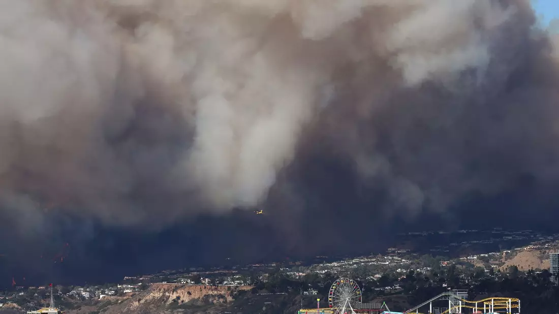 Ein Waldbrand im Westen von Los Angeles sorgt für dichten Rauch.  - Bild: Jonathan Alcorn/ZUMA Press Wire/dpa