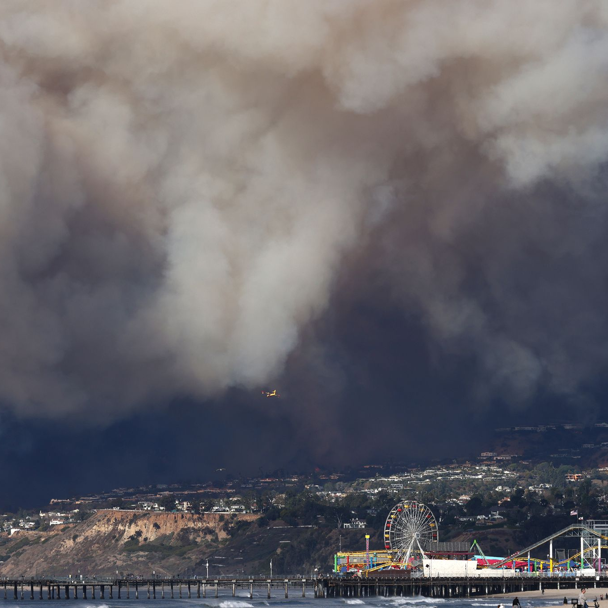 Ein Waldbrand im Westen von Los Angeles sorgt für dichten Rauch.  - Foto: Jonathan Alcorn/ZUMA Press Wire/dpa