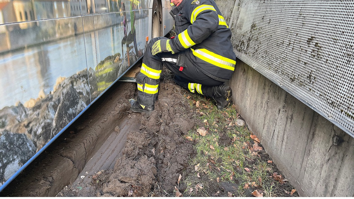 FW-M: Bus steckt fest (Milbertshofen) - Foto: presseportal.de