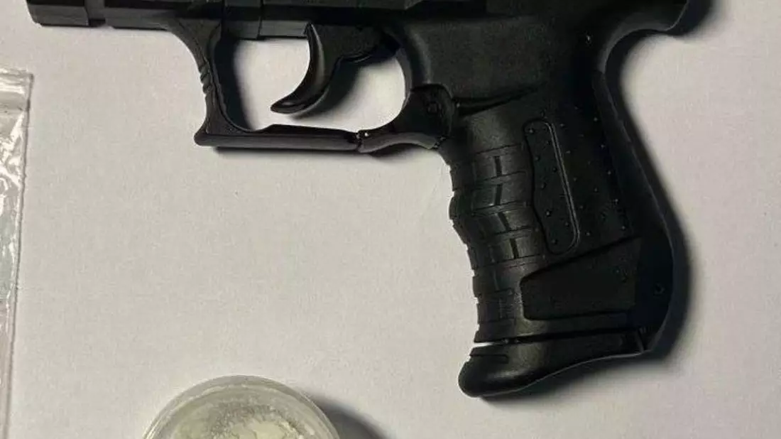 BPOL NRW: Drogen trotz kleinem Waffenschein - Bundespolizei stellt Pistole sicher - Bild: presseportal.de