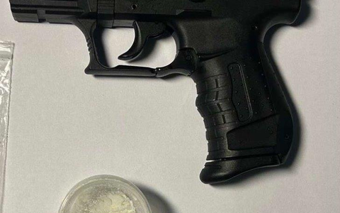BPOL NRW: Drogen trotz kleinem Waffenschein - Bundespolizei stellt Pistole sicher - Foto: presseportal.de