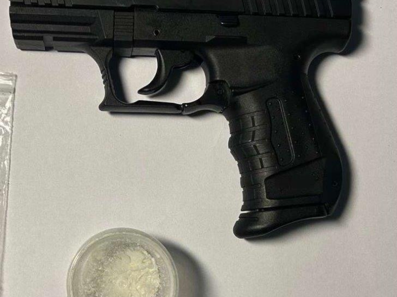 BPOL NRW: Drogen trotz kleinem Waffenschein - Bundespolizei stellt Pistole sicher - Foto: presseportal.de