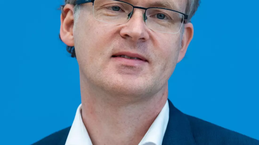 IMK-Direktor Sebastian Dullien fordert «neue Lösungen auf der Höhe der Herausforderungen». (Archivbild) - Bild: Bernd von Jutrczenka/dpa Pool/dpa
