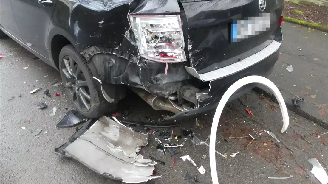 POL-GM: Hoher Sachschaden - Mann fährt in mehrere geparkte Autos - Bild: presseportal.de
