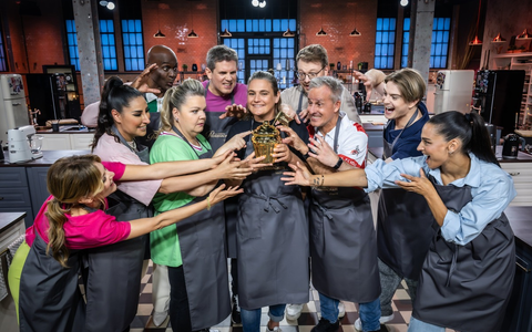 Ella Endlich Senna Gammour Manuela Wisbeck Steffen Groth Nadine Angerer Bruce Darnell Maxi Gstettenbauer Pierre Littbarski Vincent Gross Amira Aly Das große Promibacken - Foto: Joyn/Claudius Pflug, presseportal.de Ella Endlich Senna Gammour Manuela Wisbeck Steffen Groth Nadine Angerer Bruce Darnell Maxi Gstettenbauer Pierre Littbarski Vincent Gross Amira Aly Das große Promibacken - Foto: Joyn/Claudius Pflug, presseportal.de