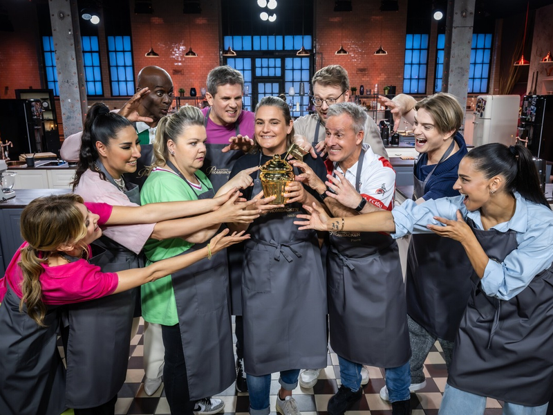 Ella Endlich Senna Gammour Manuela Wisbeck Steffen Groth Nadine Angerer Bruce Darnell Maxi Gstettenbauer Pierre Littbarski Vincent Gross Amira Aly Das große Promibacken - Foto: Joyn/Claudius Pflug, presseportal.de