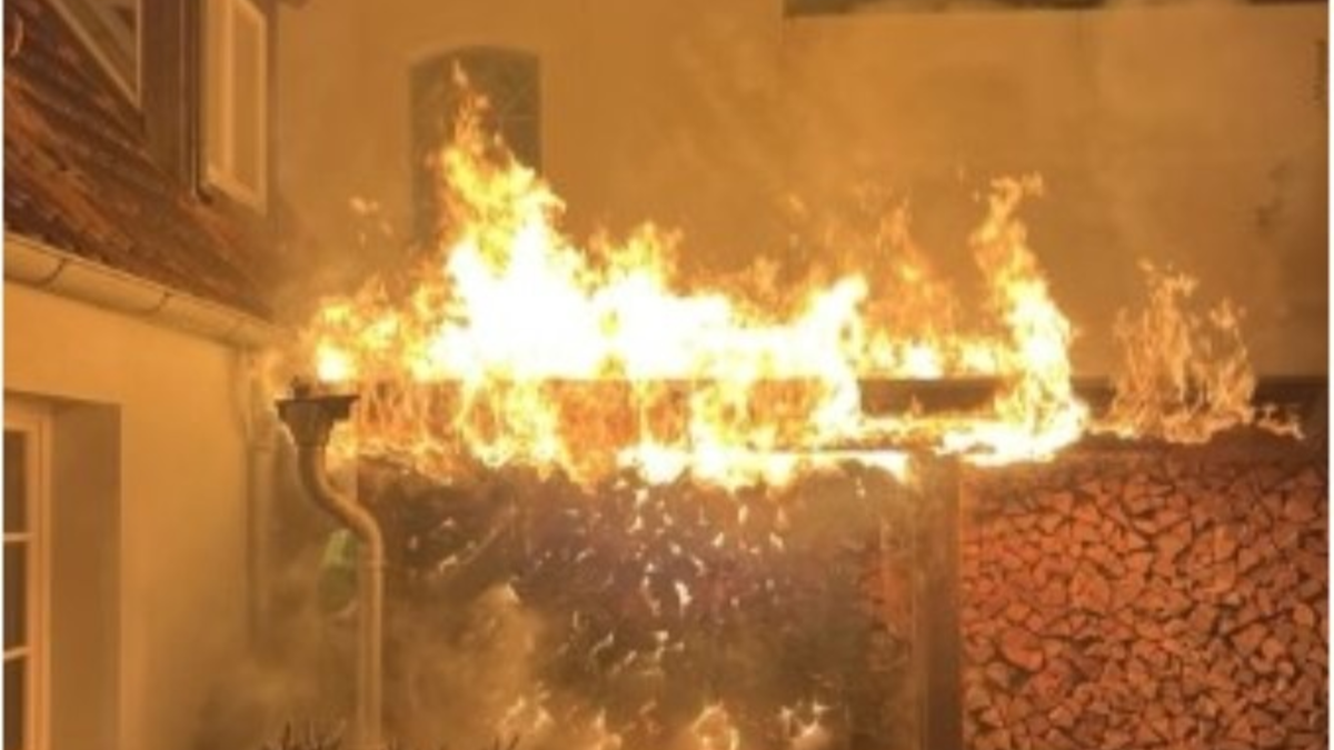 POL-HRO: Brennende Holzmiete an Einfamilienhaus in Ludwigslust - Foto: presseportal.de