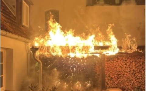 POL-HRO: Brennende Holzmiete an Einfamilienhaus in Ludwigslust - Foto: presseportal.de