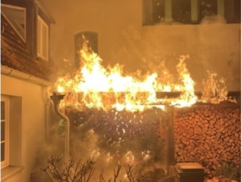 POL-HRO: Brennende Holzmiete an Einfamilienhaus in Ludwigslust - Foto: presseportal.de