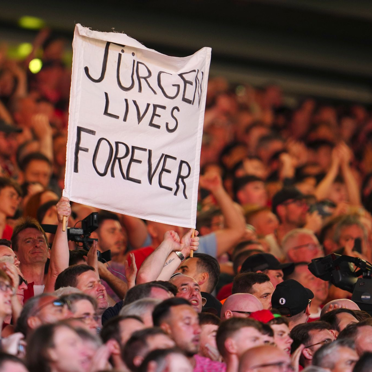 Jürgen Klopp wird von den Fans in Liverpool verehrt.  - Foto: Jon Super/AP