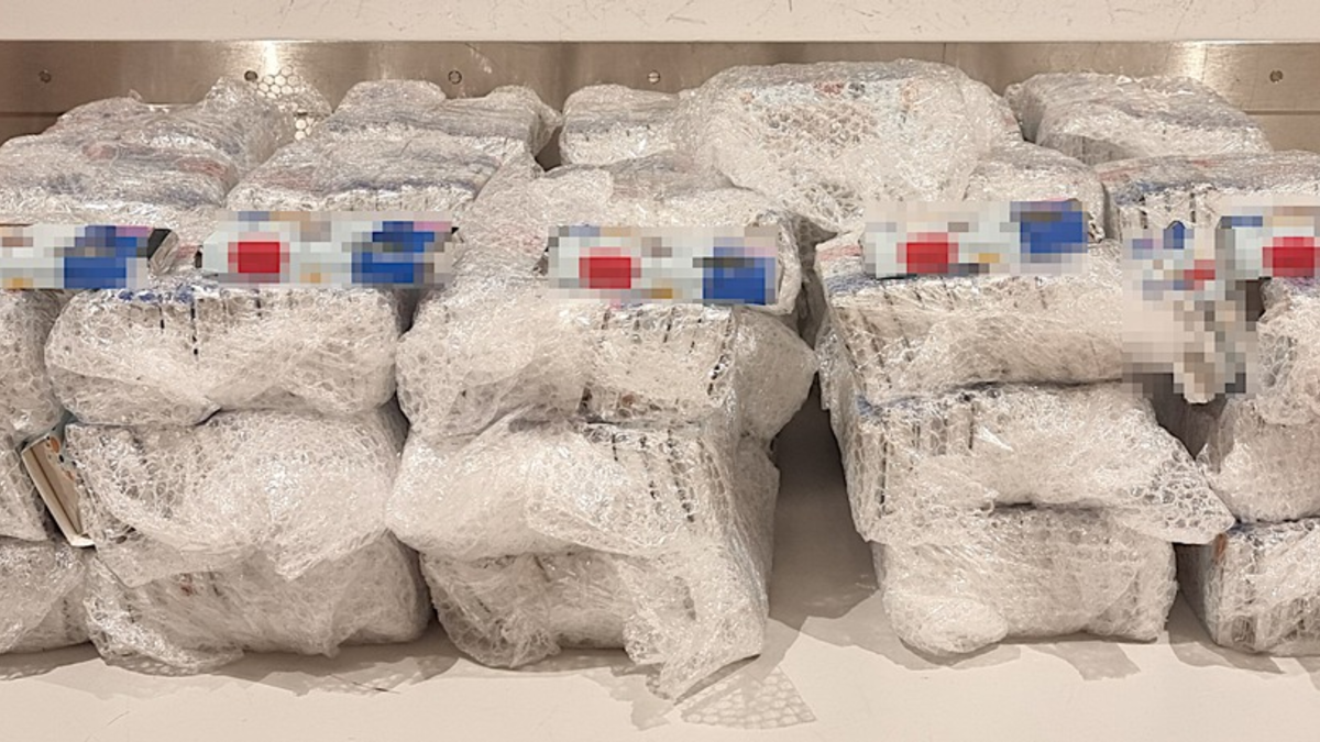 HZA-IZ: Zoll verhindert Schmuggel von 90 Kilogramm Dubai Schokolade am Flughafen Hamburg / Dubai Schokolade im Wert von 2.100 Euro durch Zoll in Verwahrung genommen - Foto: presseportal.de