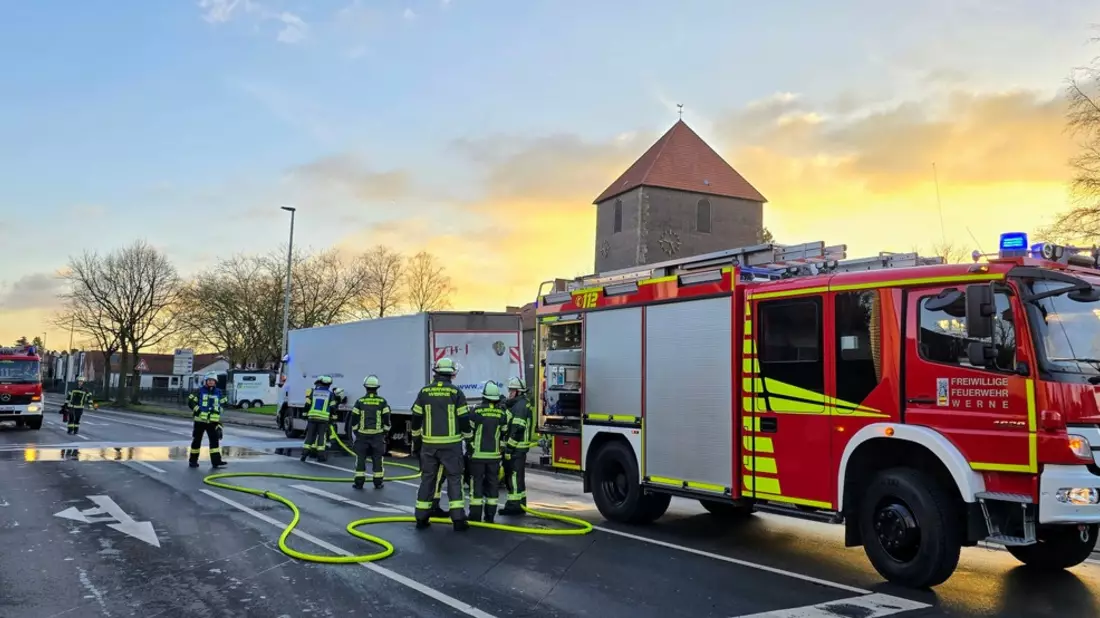 FW-WRN: FEUER_2 - LKW 18 Tonnen, brennt an Achse - Bild: presseportal.de