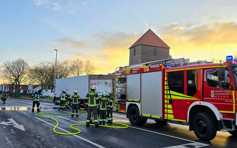 FW-WRN: FEUER_2 - LKW 18 Tonnen, brennt an Achse - Foto: presseportal.de
