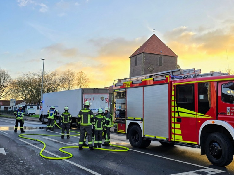 FW-WRN: FEUER_2 - LKW 18 Tonnen, brennt an Achse - Foto: presseportal.de