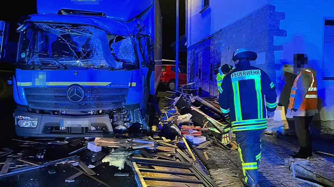POL-EU: Glatteisunfall: Lkw und Pkw sorgen für Unfallhäufung am frühen Morgen - Bild: presseportal.de