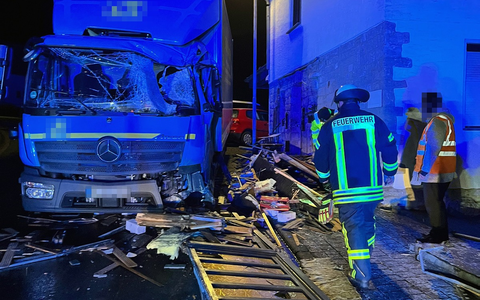 POL-EU: Glatteisunfall: Lkw und Pkw sorgen für Unfallhäufung am frühen Morgen - Foto: presseportal.de