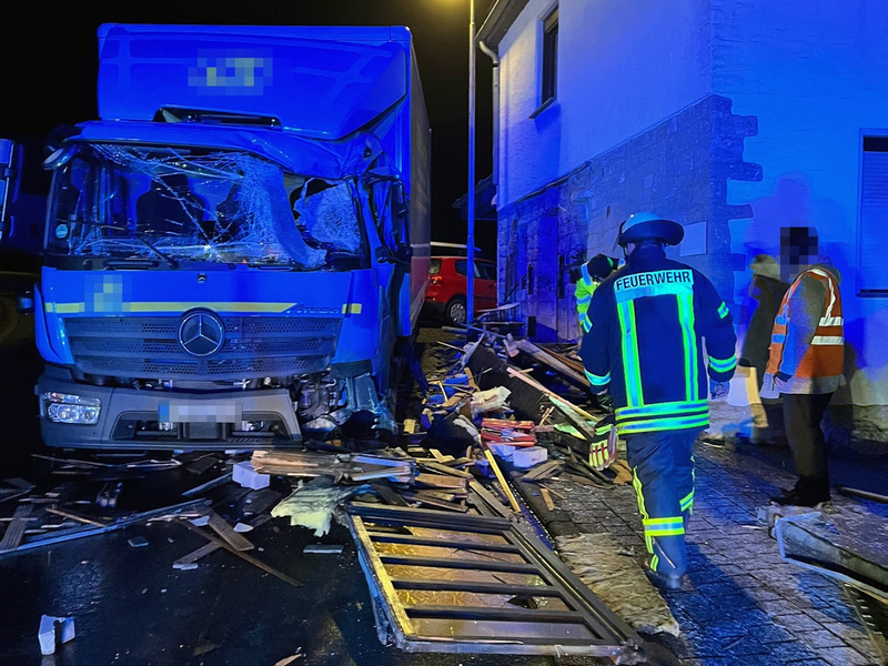 POL-EU: Glatteisunfall: Lkw und Pkw sorgen für Unfallhäufung am frühen Morgen - Foto: presseportal.de
