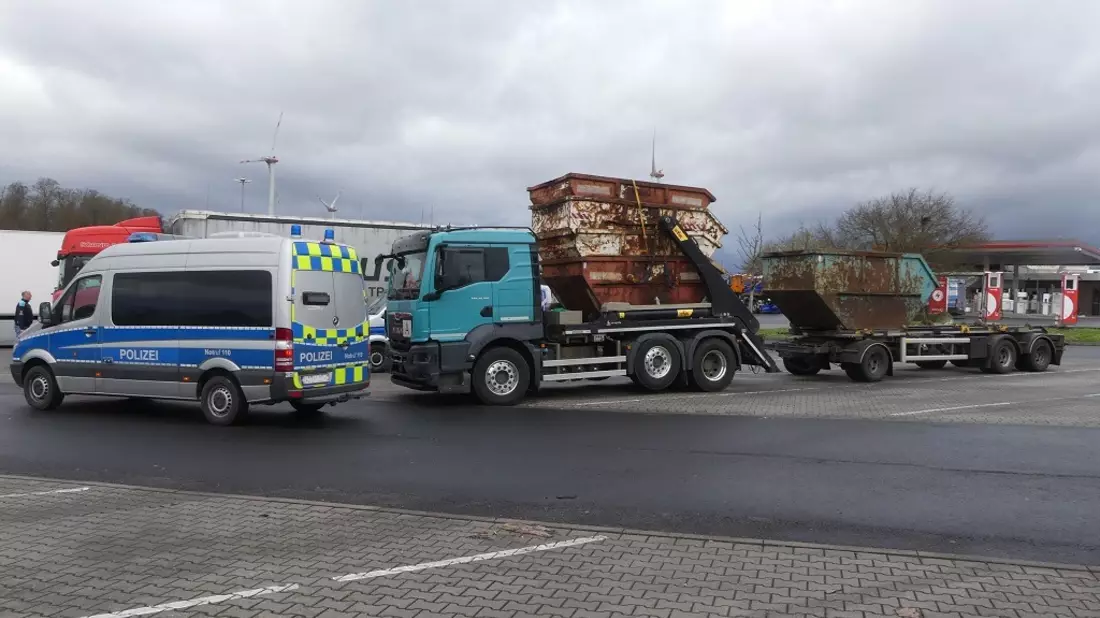 POL-OH: Zu hoch geladen und unzureichend gesichert - Lastzug-Kontrolle auf der A5 - Bild: presseportal.de