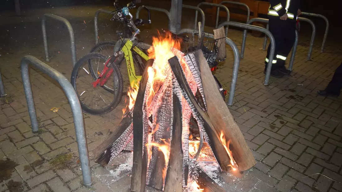 POL-NI: Fährradständer am Haster Bahnhof angezündet - Sachschaden entstanden - Bild: presseportal.de