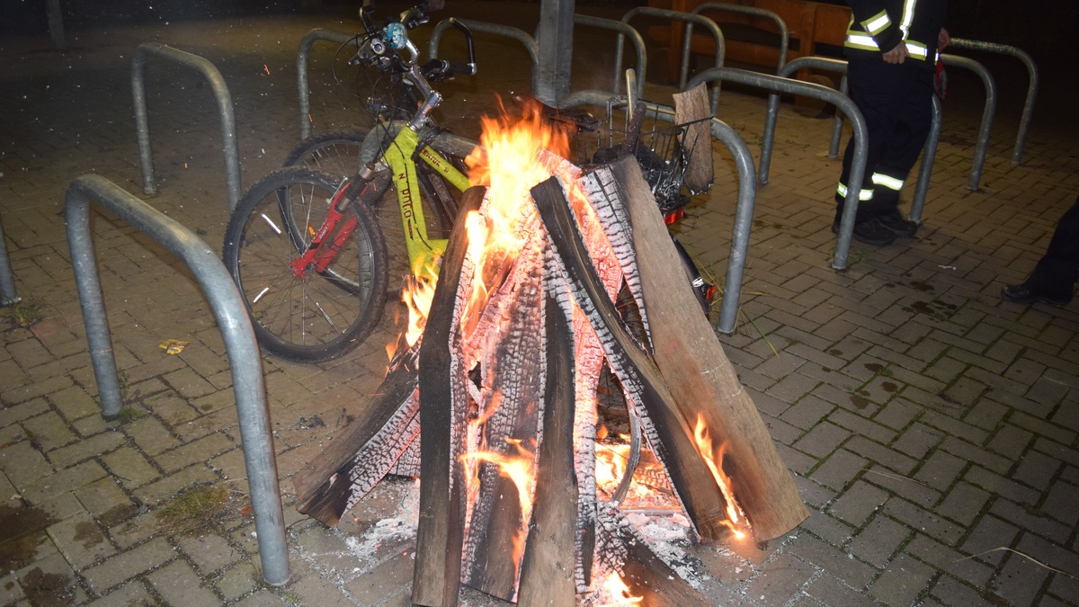 POL-NI: Fährradständer am Haster Bahnhof angezündet - Sachschaden entstanden - Foto: presseportal.de