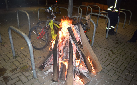 POL-NI: Fährradständer am Haster Bahnhof angezündet - Sachschaden entstanden - Foto: presseportal.de