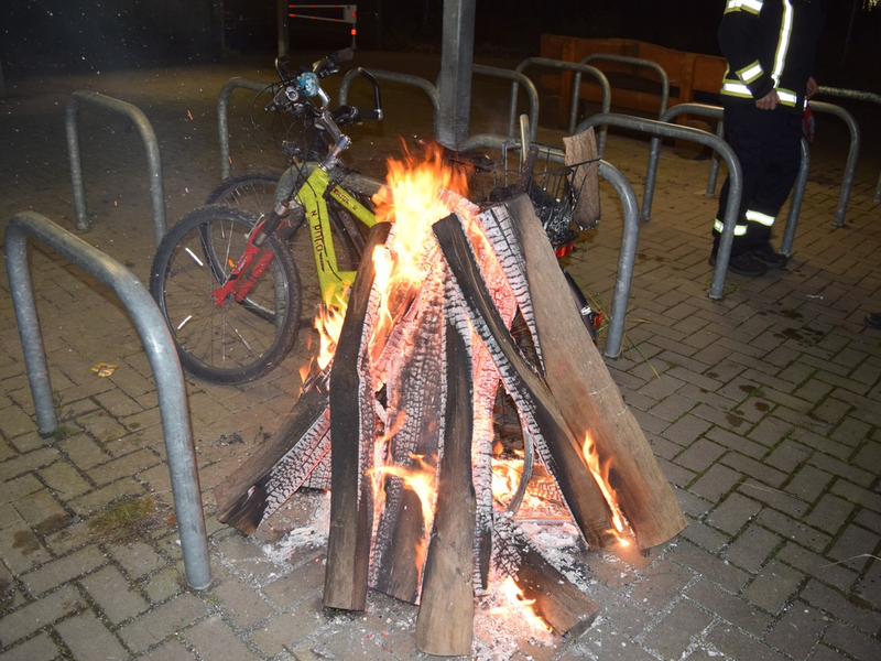 POL-NI: Fährradständer am Haster Bahnhof angezündet - Sachschaden entstanden - Foto: presseportal.de