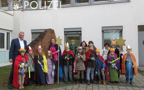 POL-PPWP: Sternsinger besuchen Polizeipräsidium Westpfalz - Foto: presseportal.de POL-PPWP: Sternsinger besuchen Polizeipräsidium Westpfalz - Foto: presseportal.de