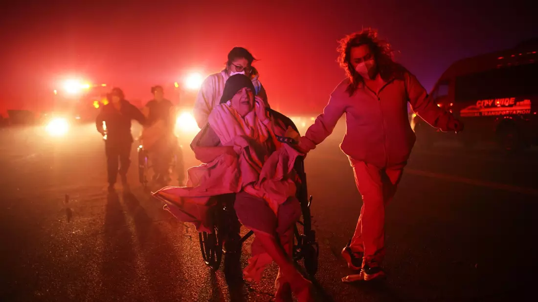 Ein Mann geht an einem vom Feuer verwüsteten Geschäft vorbei, nachdem das Eaton-Feuer ausgebrochen ist. - Bild: Ethan Swope/FR171736 AP/AP/dpa