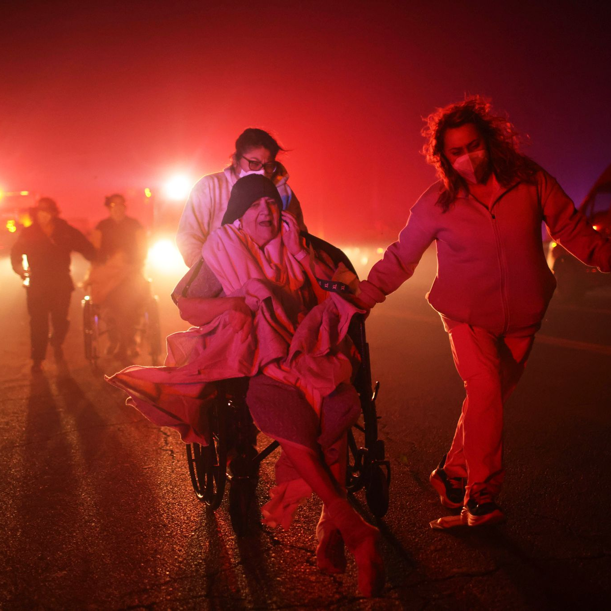 Ein Mann geht an einem vom «Eaton Fire» verwüsteten Geschäft vorbei. - Foto: Ethan Swope/FR171736 AP/AP/dpa
