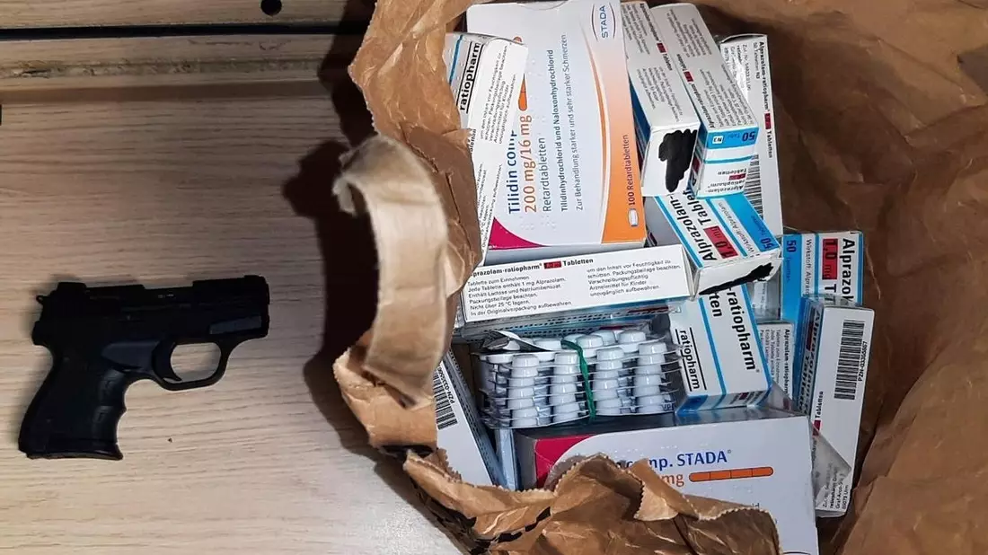 BPOLI MD: Bundespolizisten stellen 20-Jährigen mit geladener Schreckschusswaffe, Vielzahl an verschreibungspflichtigen Medikamenten sowie eine Menge Bargeld - Bild: presseportal.de