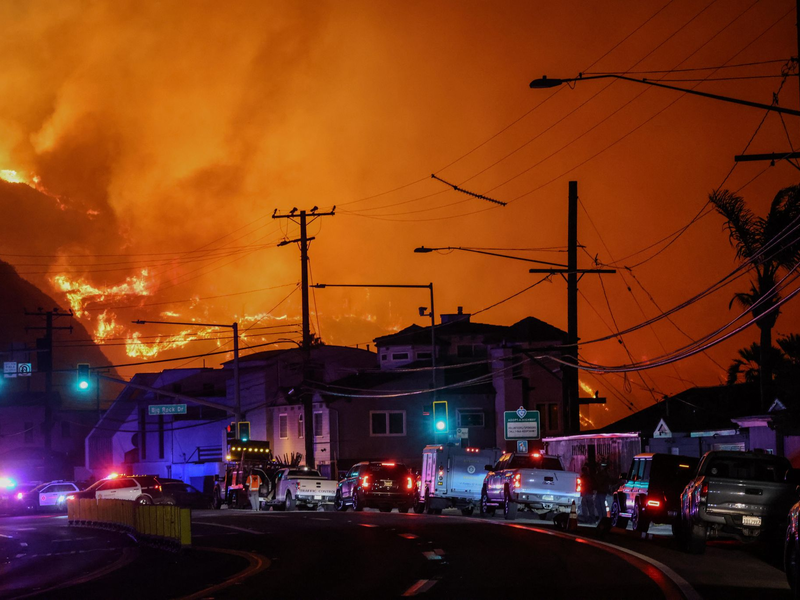 Mindestens drei Brände sind nahe der kalifornischen Metropole Los Angeles ausgebrochen. (Foto aktuell) - Foto: Amy Katz/ZUMA Press Wire/dpa