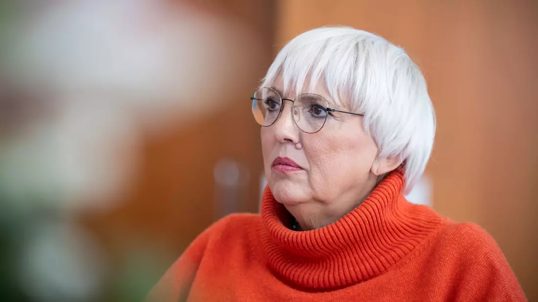 Kulturstaatsministerin Claudia Roth will das Verfahren zur Rückgabe von NS-Raubgut reformieren. (Archivbild) - Bild: Hannes Albert/dpa